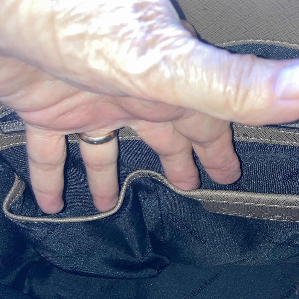 EUC CALVIN KLEIN large bag w/ big end pockets, gt hardware, snap close $78 - Picture 9 of 13